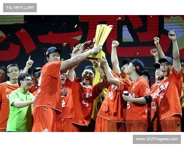 青年冠军赛现惊险一幕，选手护具脱落比赛暂停